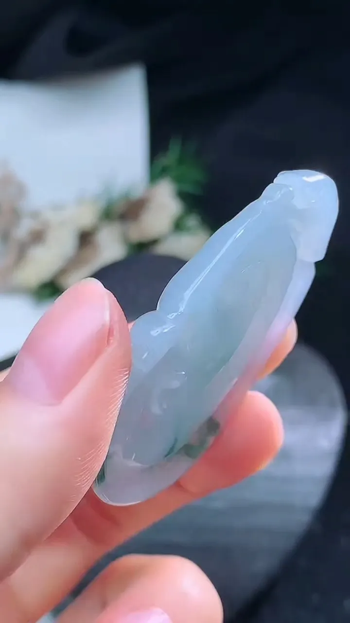 天然A货翡翠飘花如意吊坠，尺寸46.9-29.8-6.9，重量:16.56g
8月16日