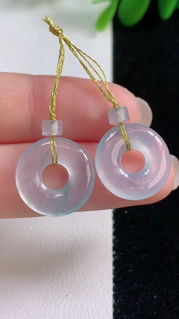 天然A货翡翠冰种飘花平安环吊坠一对，尺寸15.6-2.7，重量:2.83g
8月16日
