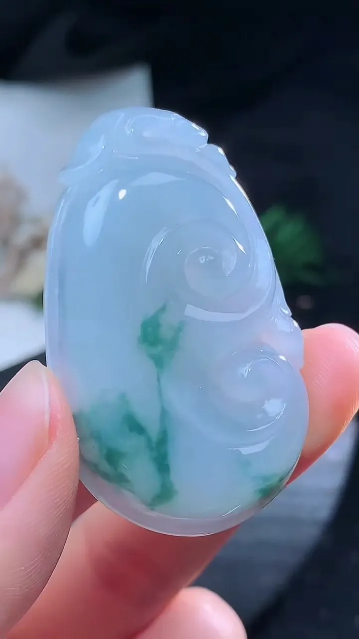天然A货翡翠飘花如意吊坠，尺寸46.9-29.8-6.9，重量:16.56g
8月16日