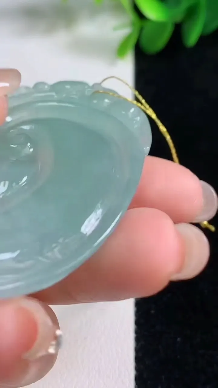 天然A货翡翠如意吊坠，尺寸56.2-39-5.7，重量:24.53g
8月16日