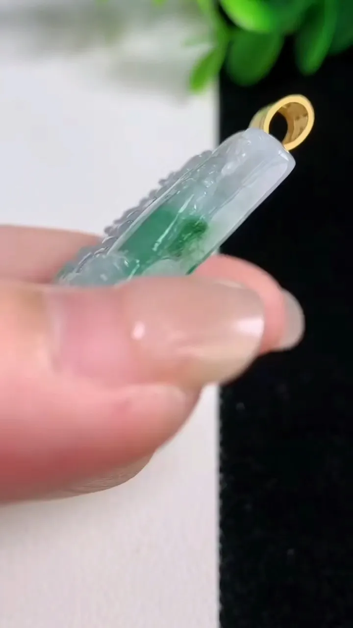 天然A货翡翠山水牌吊坠，尺寸51.3-35-5.7，重量:25.58g
8月16日