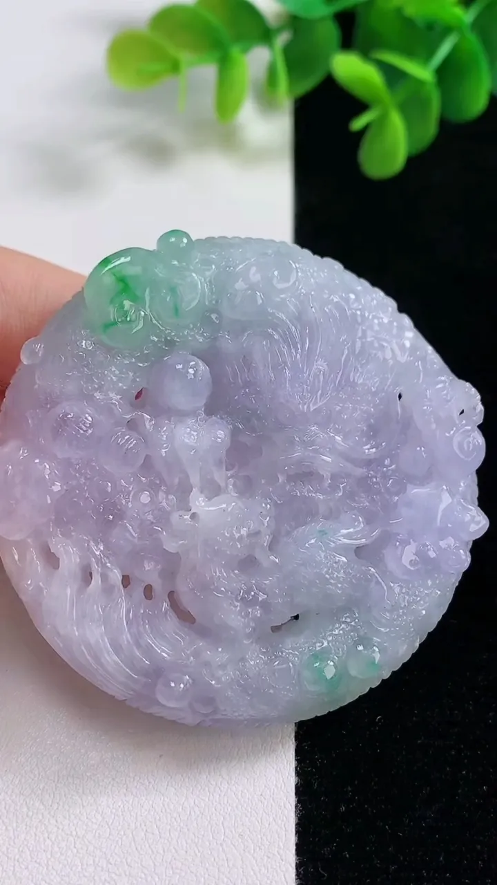 天然A货翡翠春带彩紫罗兰龙牌吊坠，尺寸56.2-10，重量:62.27g
8月16日