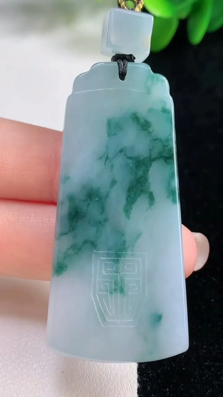 天然A货翡翠飘花仿古无事牌吊坠，尺寸56-26.3-6，重量:26.54g
8月16日