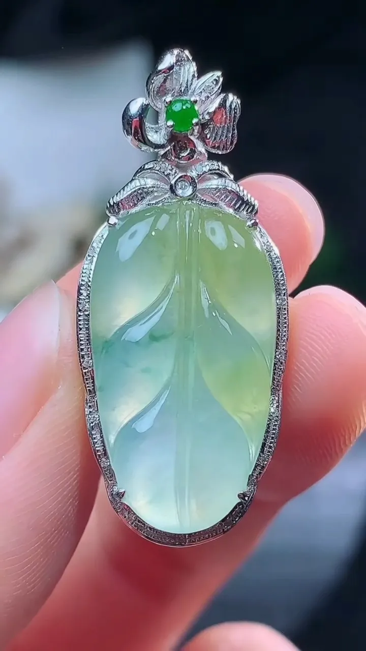 天然A货翡翠双彩金枝玉叶 叶子吊坠，尺寸35.2-15-7，裸石22.9-13，重量:4.02g
8