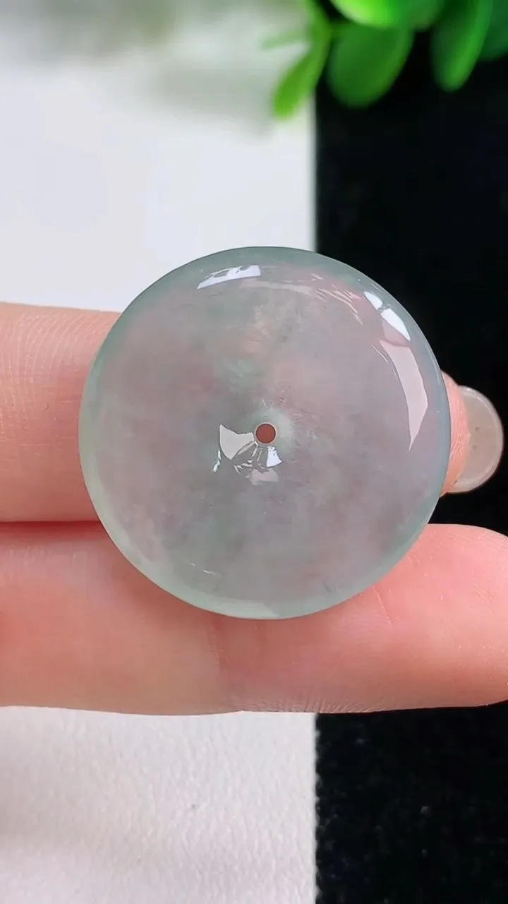 天然A货翡翠平安扣吊坠，尺寸26.3-5，重量:7.31g
8月16日