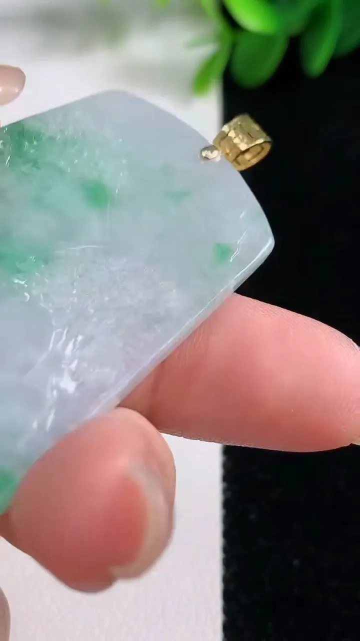 天然A货翡翠山水牌吊坠，尺寸51.3-35-5.7，重量:25.58g
8月16日