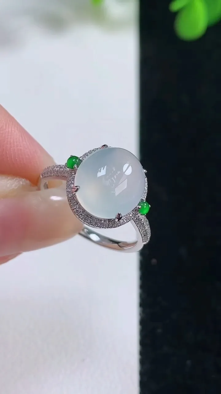 天然A货翡翠种白冰蛋面戒指，尺寸17.6-11-9.3，重量:2.80g2025年8月16日
工厂直销收藏佳品,种好水足，色泽均匀，有种有色，上手高大气！
