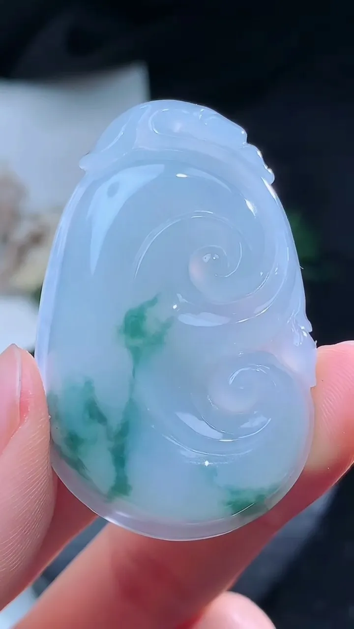 天然A货翡翠飘花如意吊坠，尺寸46.9-29.8-6.9，重量:16.56g
8月16日