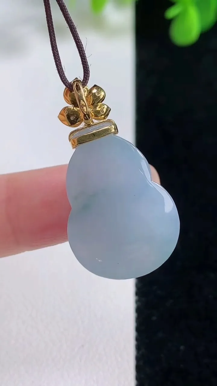 天然A货翡翠18k金紫罗兰葫芦吊坠，尺寸24-16.8-9，重量:6.25g
8月16日