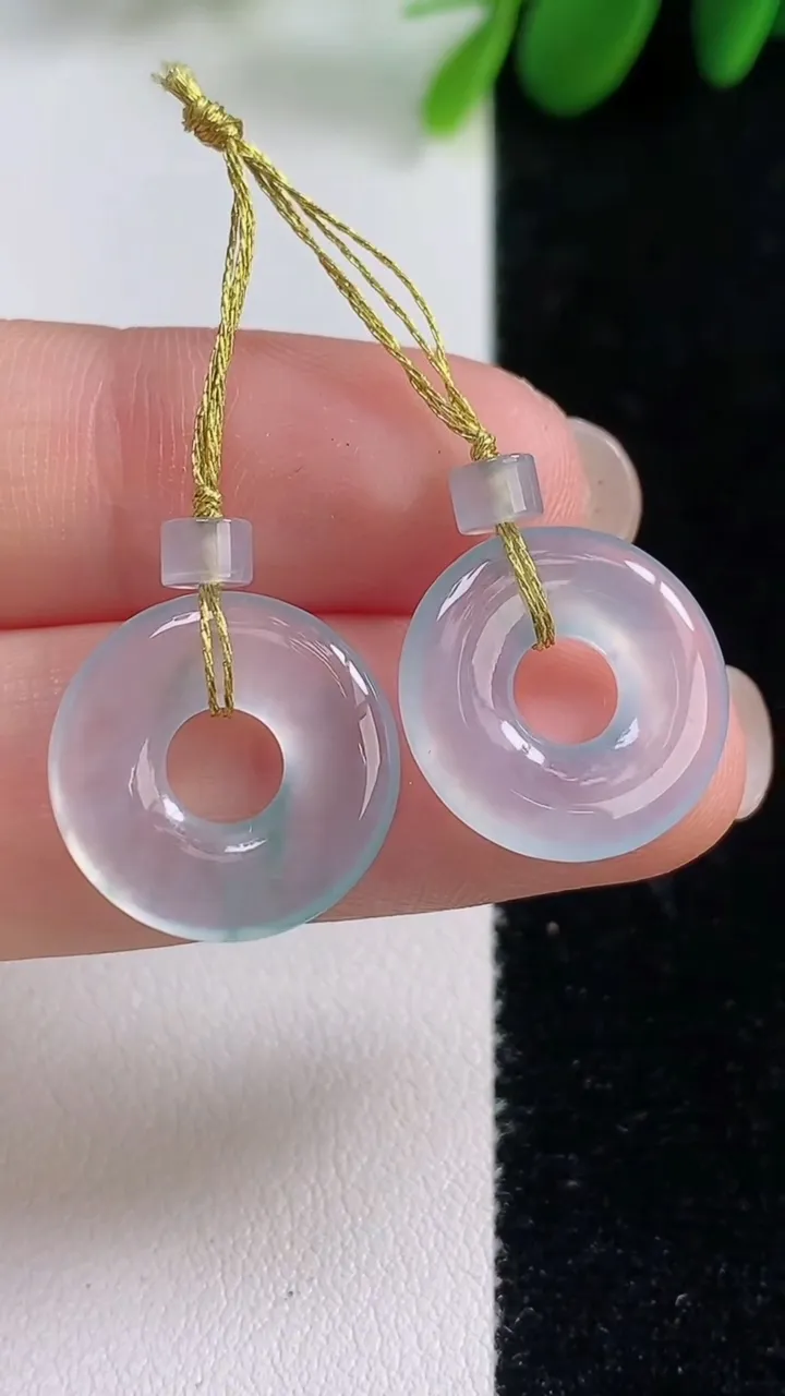 天然A货翡翠冰种飘花平安环吊坠一对，尺寸15.6-2.7，重量:2.83g
8月16日