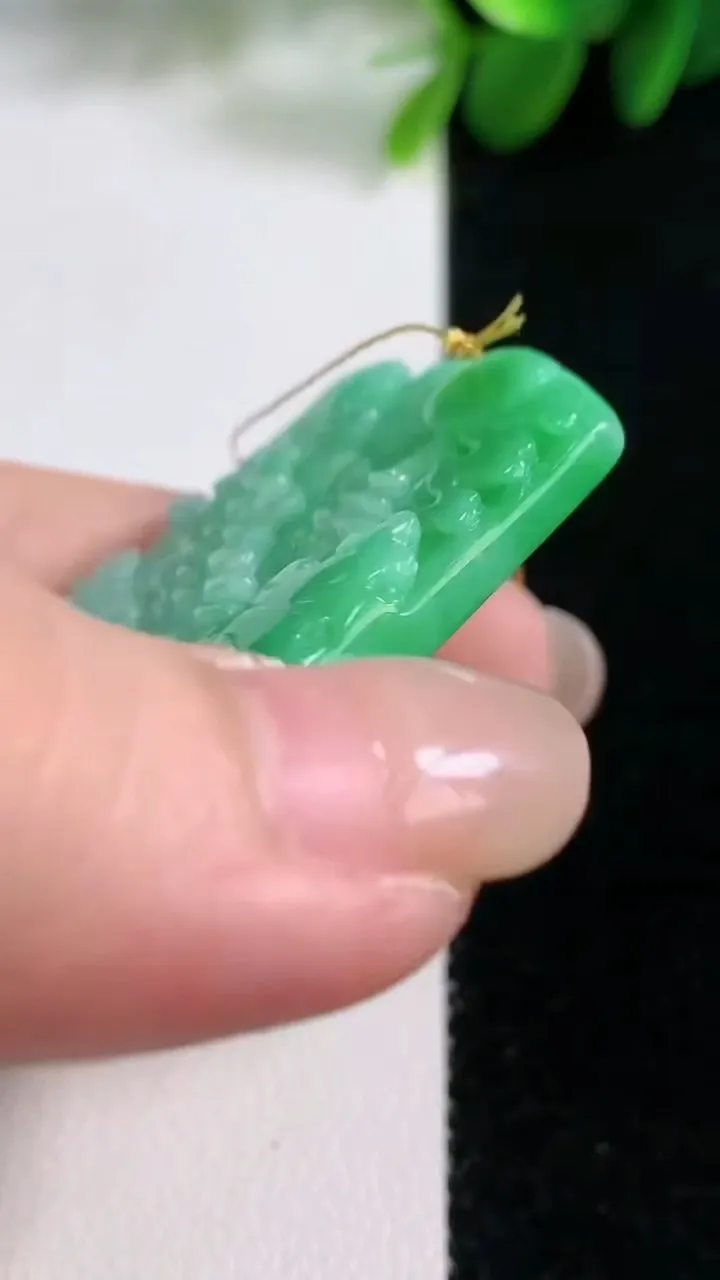 天然A货翡翠山水牌吊坠，尺寸52.3-34-5.5，重量:23.75g
8月16日