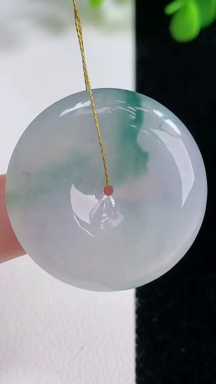 天然A货翡翠冰种飘花平安扣吊坠，尺寸32-6.2，重量:13.00g
8月16日