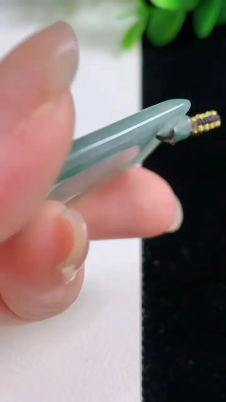 天然A货翡翠大日如来吊坠，尺寸35.7-27.3-6，重量:10.23g
8月16日