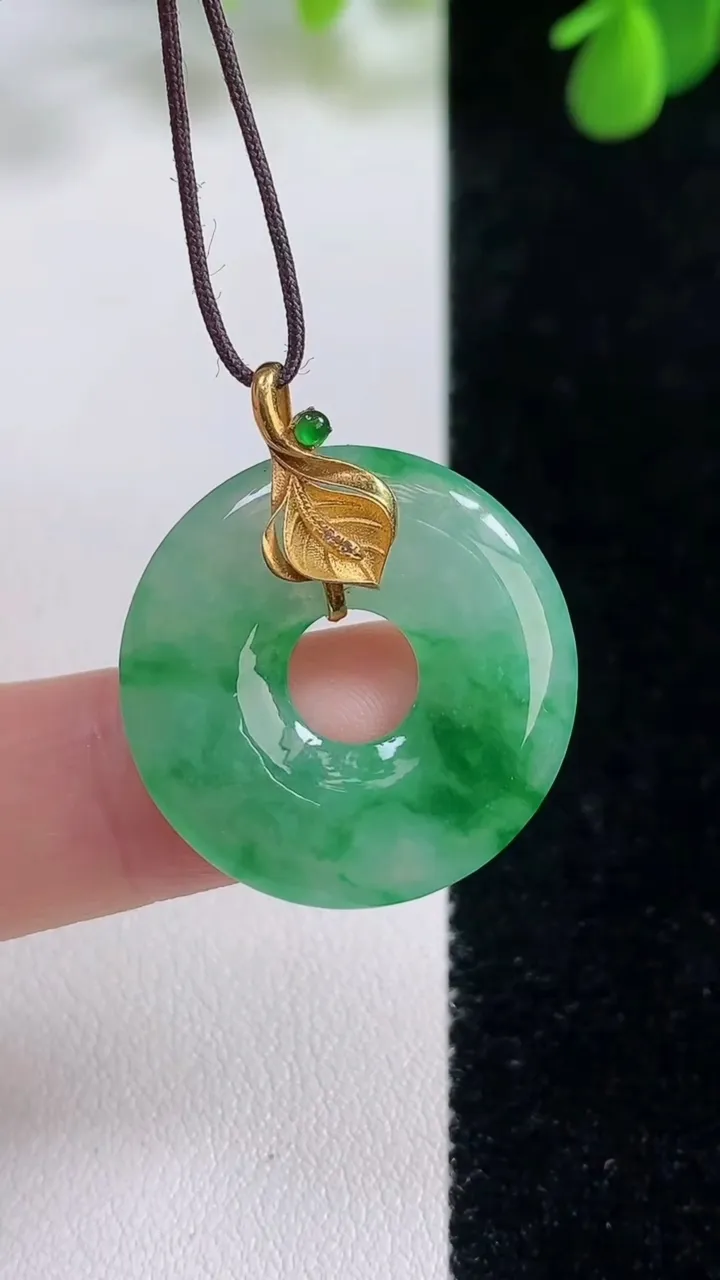 天然A货翡翠平安环吊坠，尺寸24.2-3.5，重量:4.38g
8月16日
