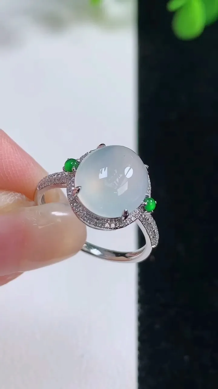 天然A货翡翠种白冰蛋面戒指，尺寸17.6-11-9.3，重量:2.80g2025年8月16日
工厂直