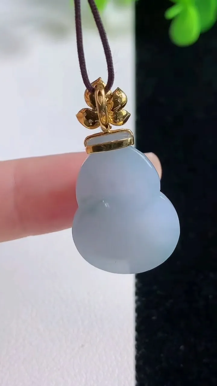 天然A货翡翠18k金紫罗兰葫芦吊坠，尺寸24-16.8-9，重量:6.25g
8月16日