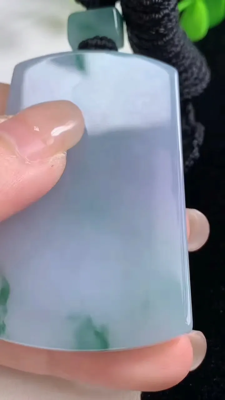 天然A货翡翠紫罗兰飘花无事牌吊坠，尺寸56-38-5.7，重量:40.49g
8月16日