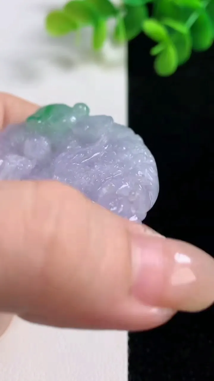 天然A货翡翠春带彩紫罗兰龙牌吊坠，尺寸56.2-10，重量:62.27g
8月16日