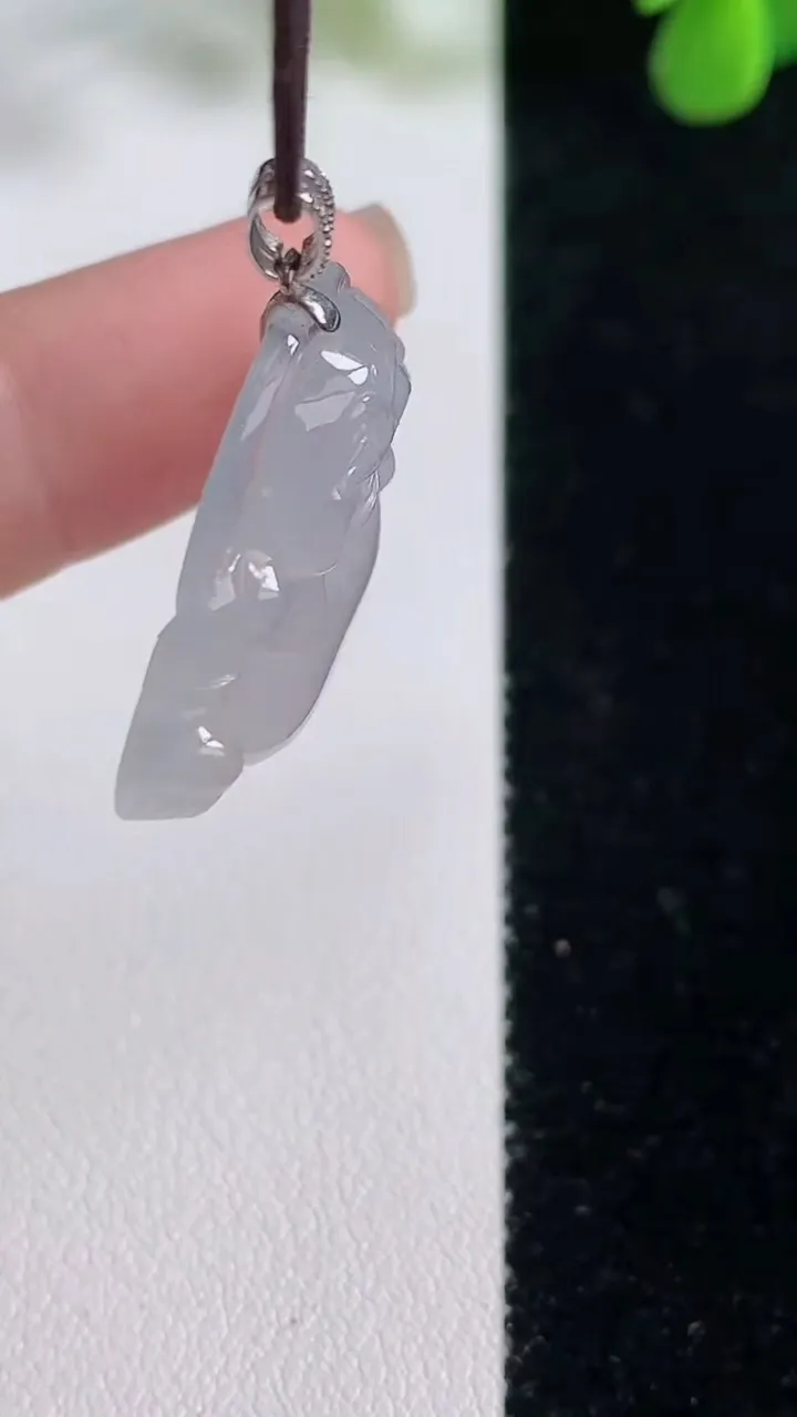 天然A货翡翠种白冰佛公吊坠，尺寸23.3-28.8-3，重量:3.20g
8月16日