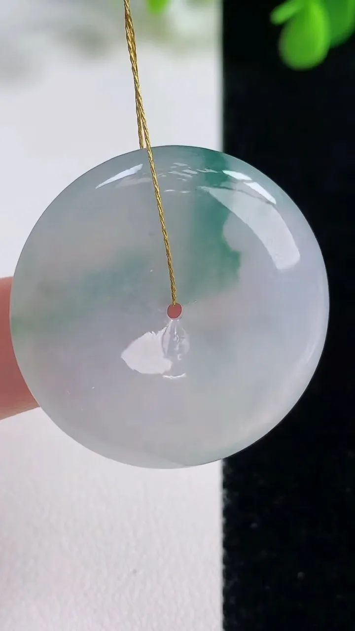 天然A货翡翠冰种飘花平安扣吊坠，尺寸32-6.2，重量:13.00g
8月16日