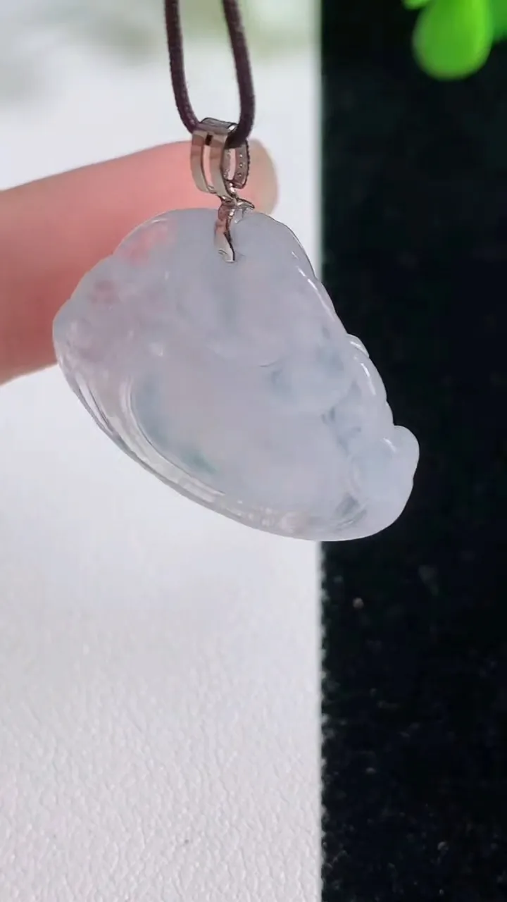 天然A货翡翠种白冰佛公吊坠，尺寸23.3-28.8-3，重量:3.20g
8月16日