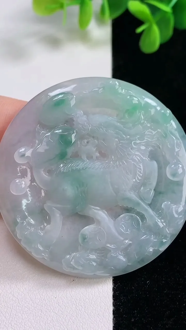 天然A货翡翠麒麟吊坠，尺寸55-4.8，重量:30.12g
8月16日