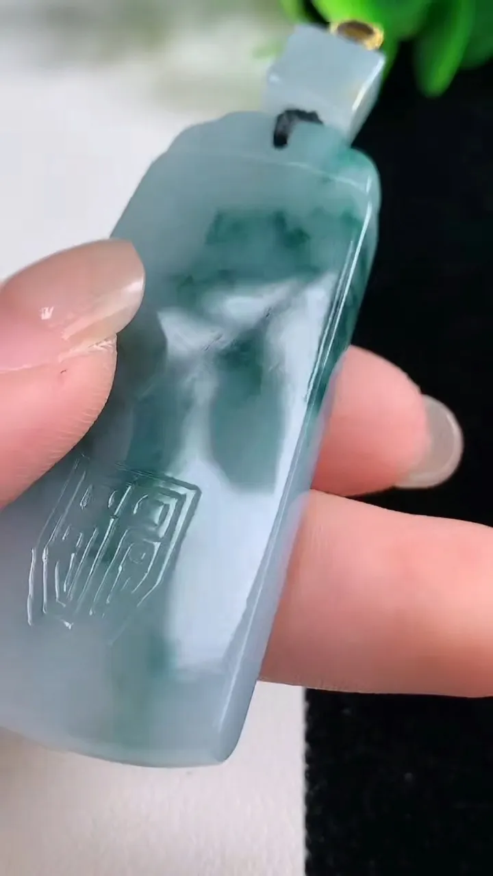 天然A货翡翠飘花仿古无事牌吊坠，尺寸56-26.3-6，重量:26.54g
8月16日