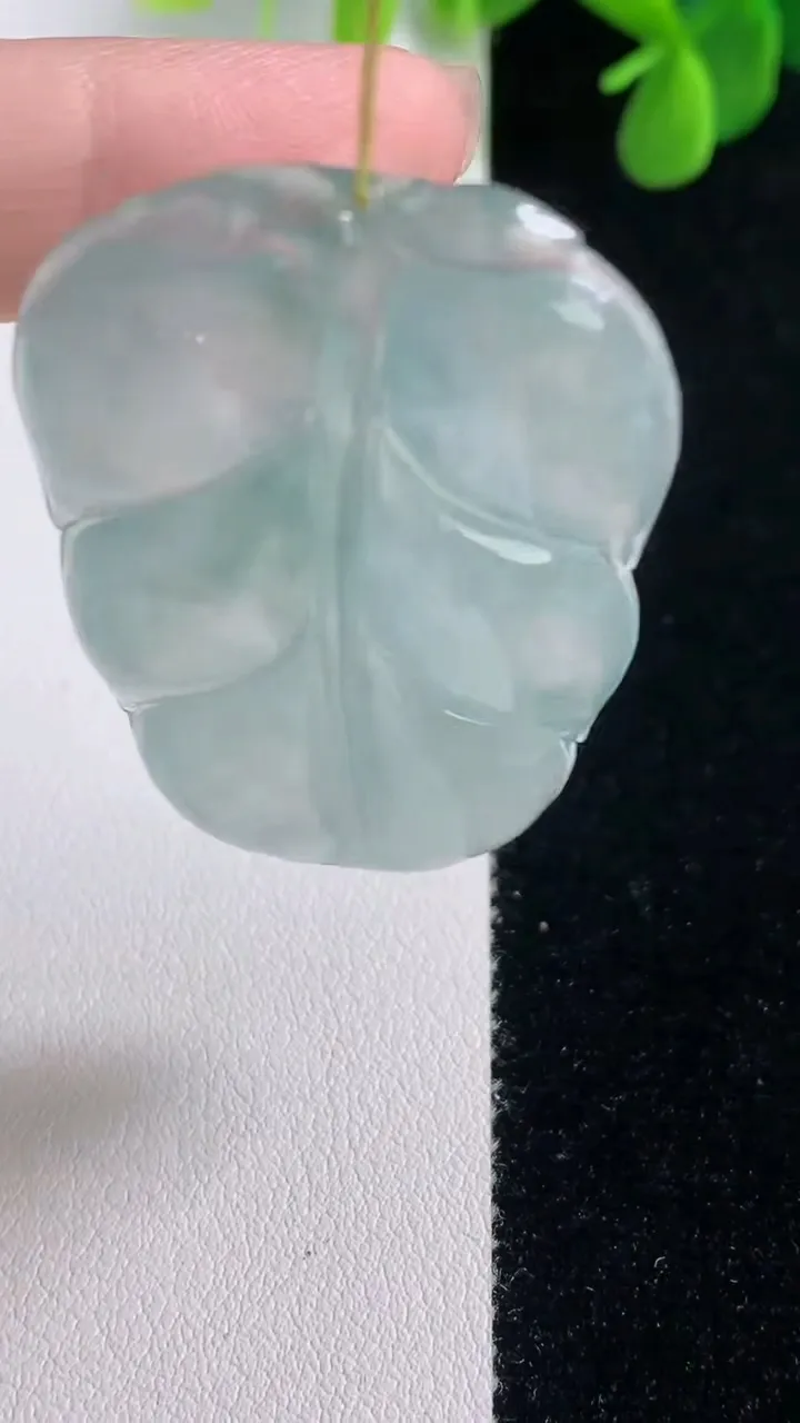 天然A货翡翠金枝玉叶，叶子吊坠，尺寸48.3-30.8-5，重量:15.33g
8月16日