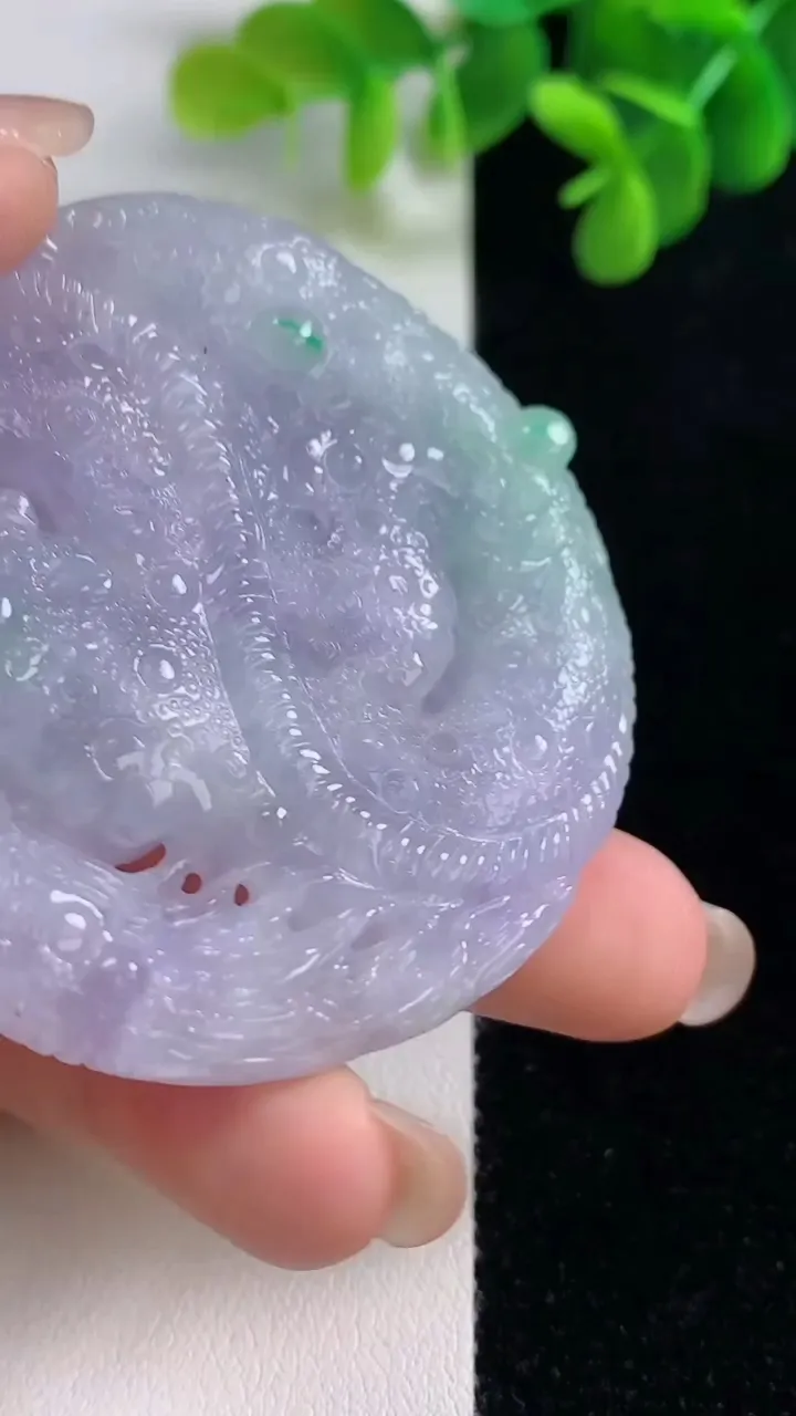 天然A货翡翠春带彩紫罗兰龙牌吊坠，尺寸56.2-10，重量:62.27g
8月16日
