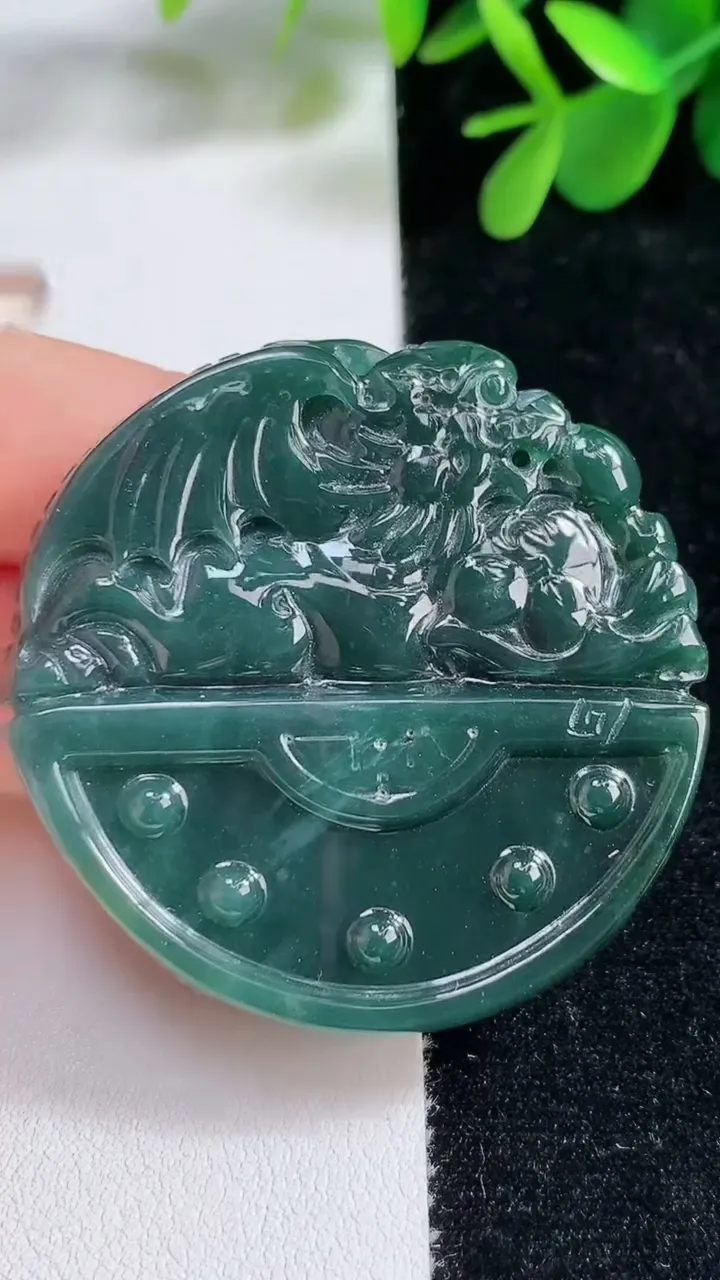 天然A货翡翠蓝水仿古龙牌吊坠，尺寸44.8-8.2，重:36.75g
8月16日