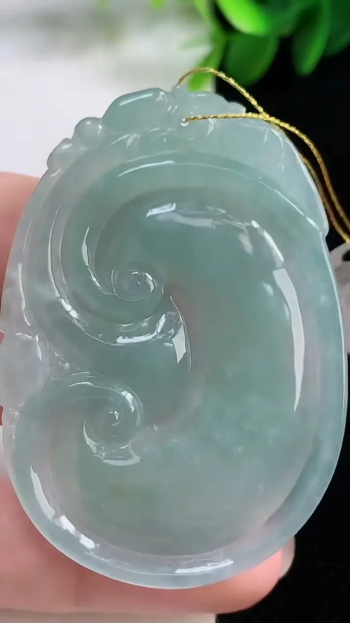 天然A货翡翠如意吊坠，尺寸56.2-39-5.7，重量:24.53g
8月16日