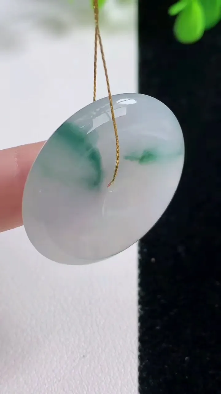 天然A货翡翠冰种飘花平安扣吊坠，尺寸32-6.2，重量:13.00g
8月16日