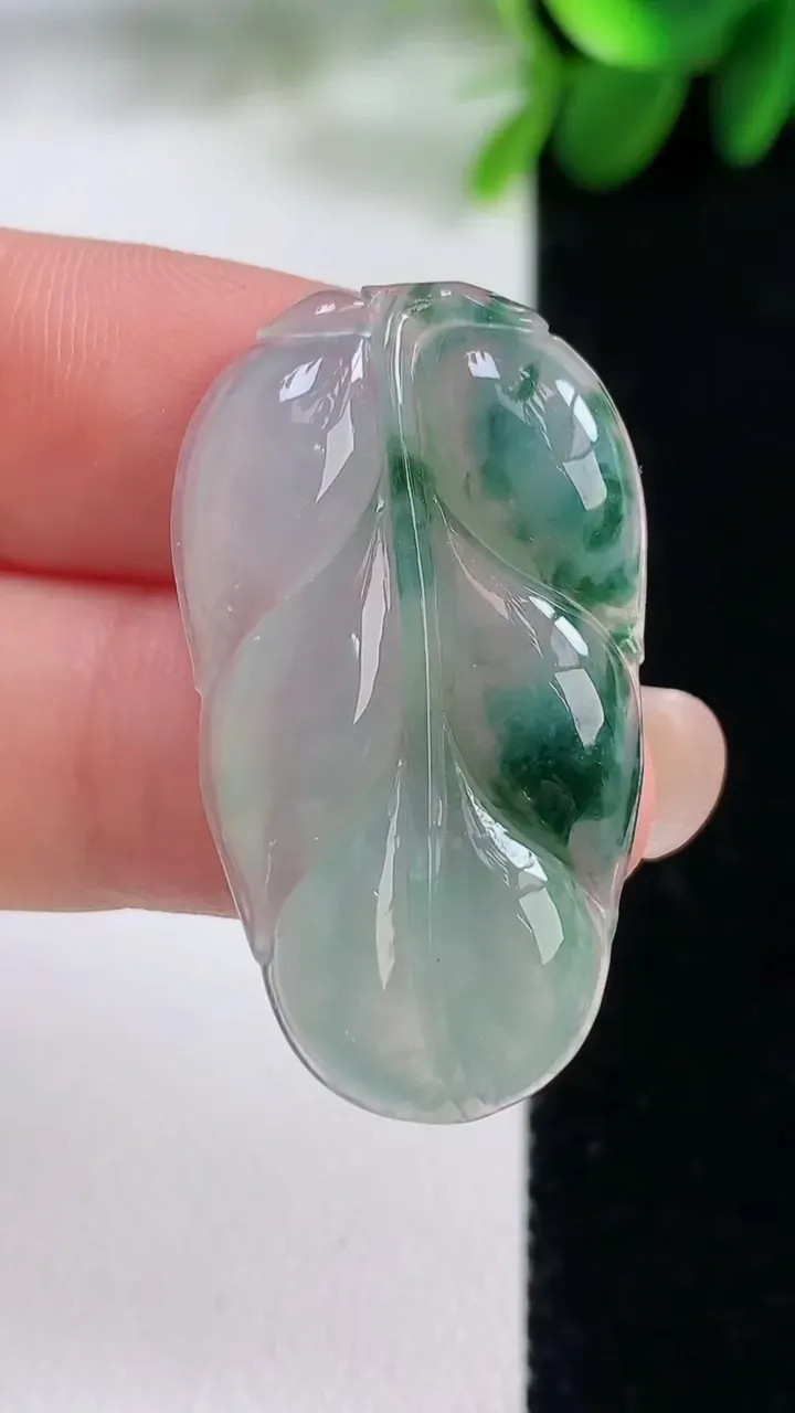 天然A货翡翠冰种飘花金枝玉叶 叶子吊坠，尺寸35.4-20-3.6，重量:5.14g
8月16日