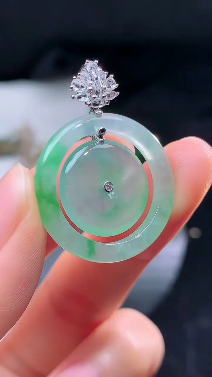 天然A货翡翠母子平安扣吊坠，尺寸24.6-3.7，重量:4.70g
8月16日