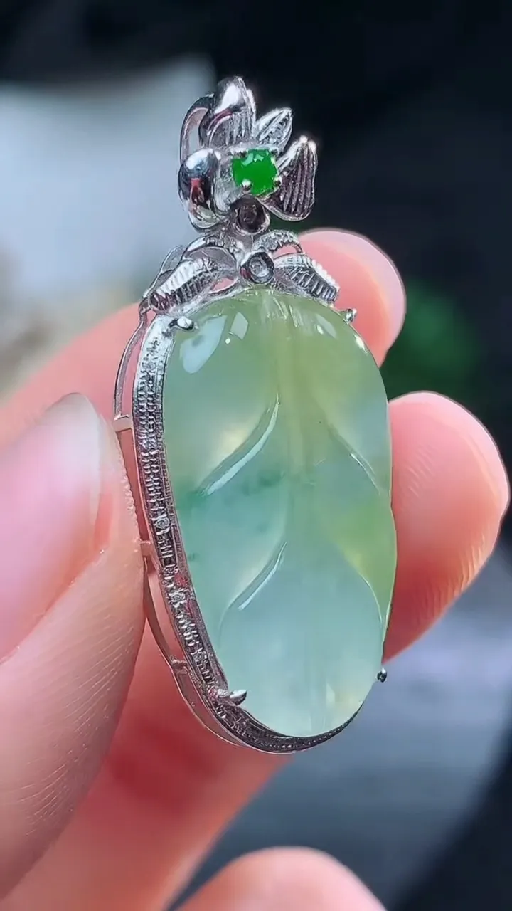 天然A货翡翠双彩金枝玉叶 叶子吊坠，尺寸35.2-15-7，裸石22.9-13，重量:4.02g
8月16日