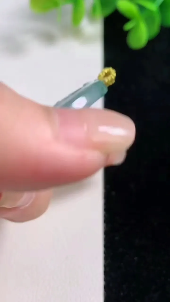 天然A货翡翠飘花虚空藏观音菩萨吊坠，尺寸52.3-44.7-4.6，重量:24.02g
8月16日