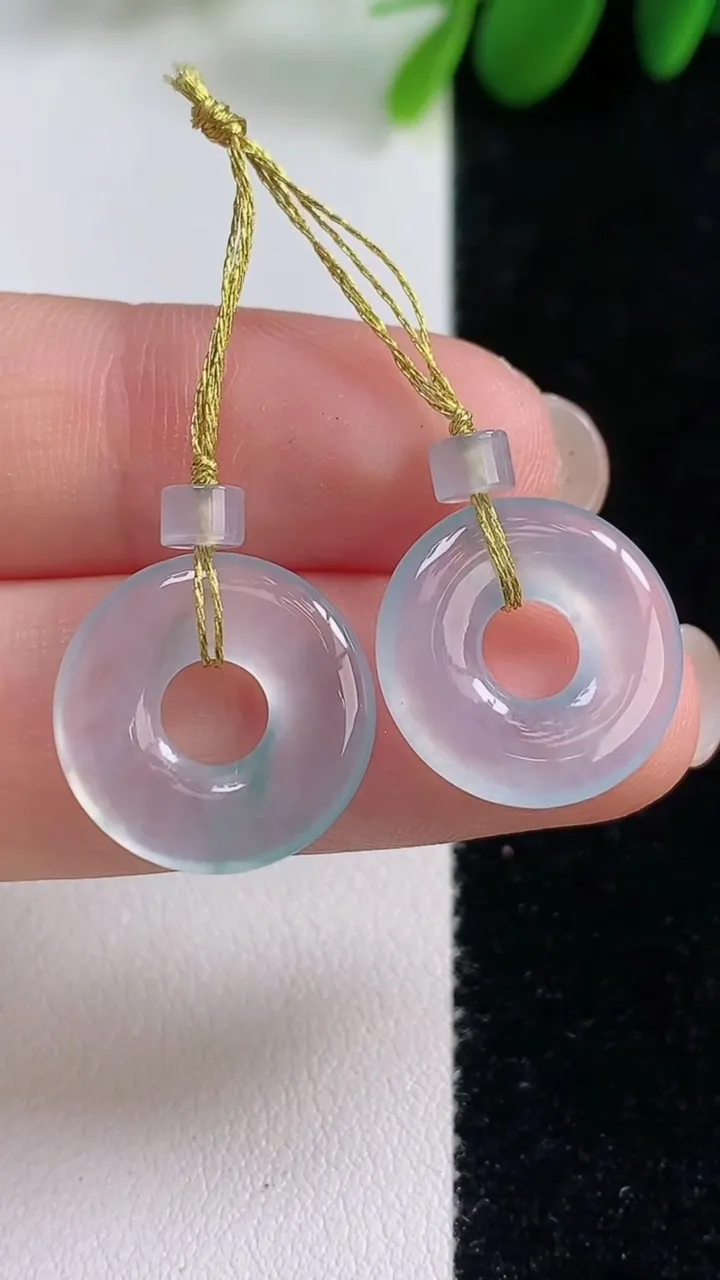 天然A货翡翠冰种飘花平安环吊坠一对，尺寸15.6-2.7，重量:2.83g
8月16日