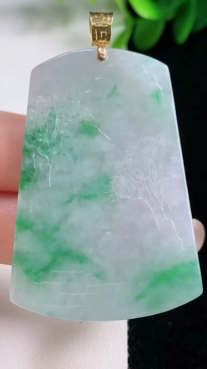 天然A货翡翠山水牌吊坠，尺寸51.3-35-5.7，重量:25.58g
8月16日