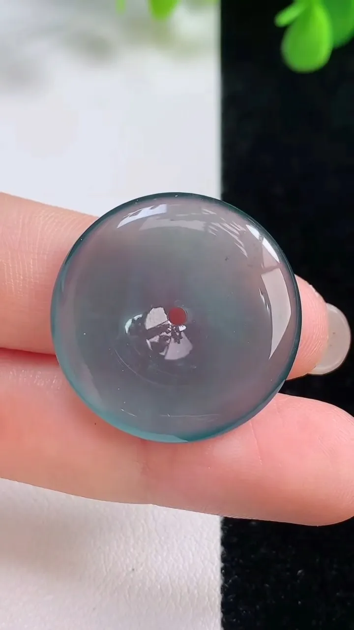 天然A货翡翠蓝水平安扣吊坠，尺寸26.2-4.2，重量:6.26g
8月16日