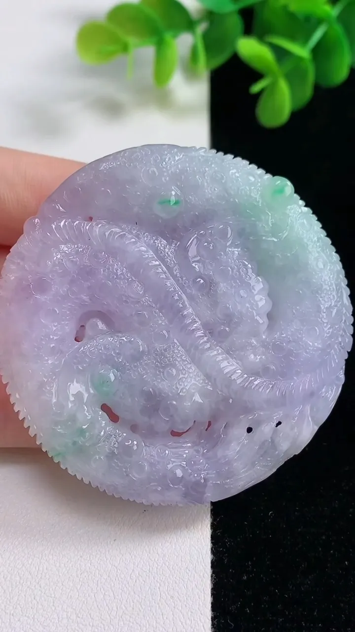 天然A货翡翠春带彩紫罗兰龙牌吊坠，尺寸56.2-10，重量:62.27g
8月16日