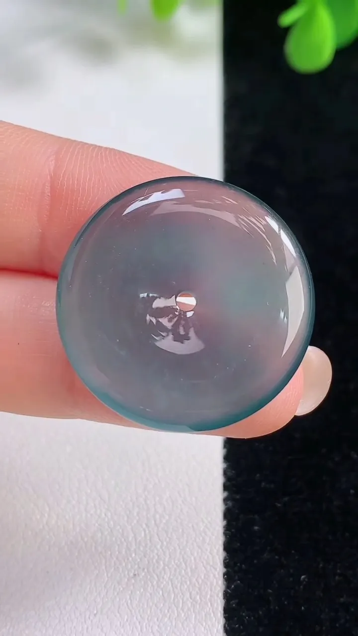 天然A货翡翠蓝水平安扣吊坠，尺寸26.2-4.2，重量:6.26g
8月16日