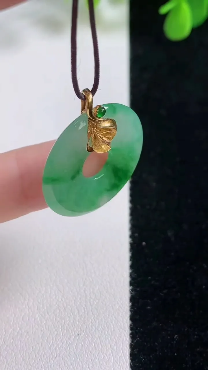 天然A货翡翠平安环吊坠，尺寸24.2-3.5，重量:4.38g
8月16日