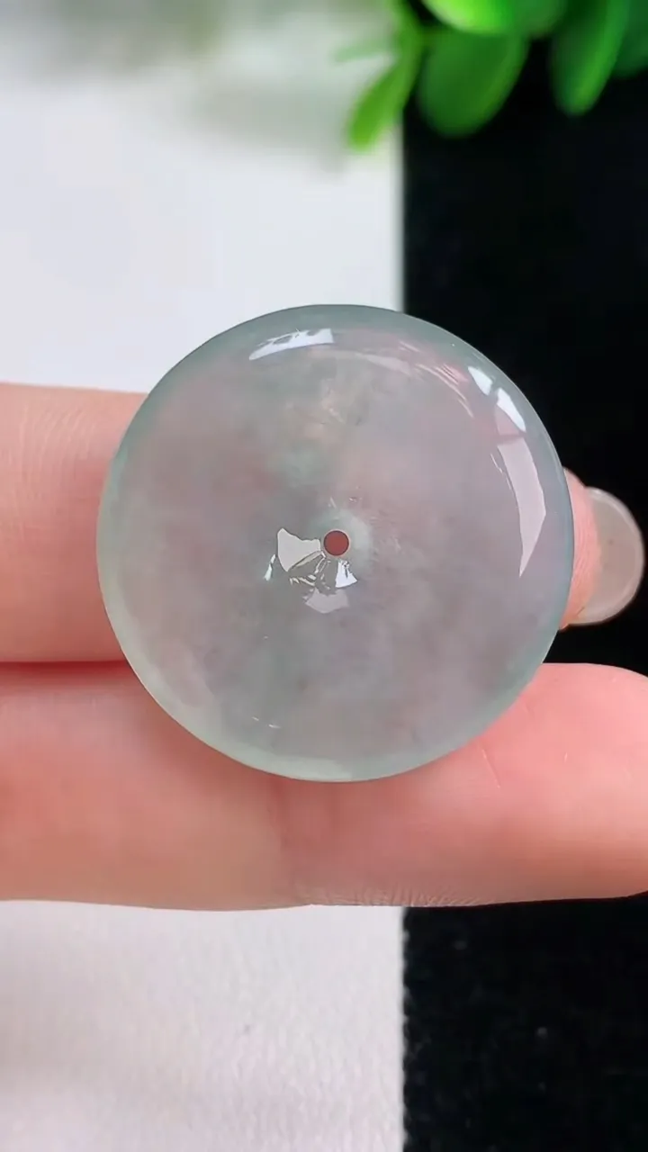 天然A货翡翠平安扣吊坠，尺寸26.3-5，重量:7.31g
8月16日