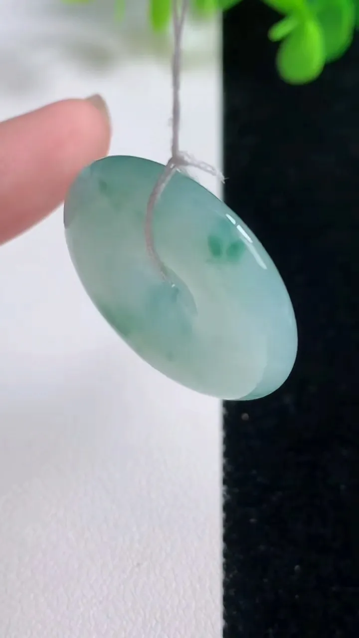 天然A货翡翠飘花平安扣吊坠，尺寸29-5.7，重量:10.15g
8月16日