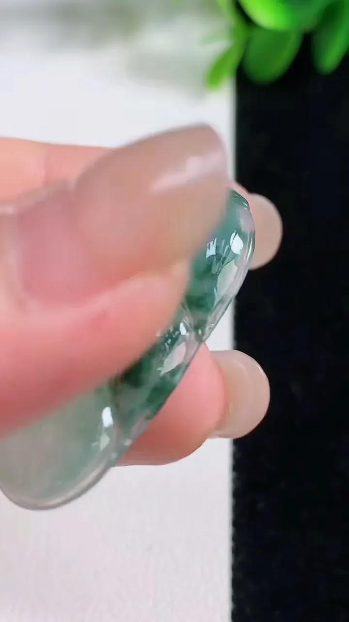 天然A货翡翠冰种飘花金枝玉叶 叶子吊坠，尺寸35.4-20-3.6，重量:5.14g
8月16日