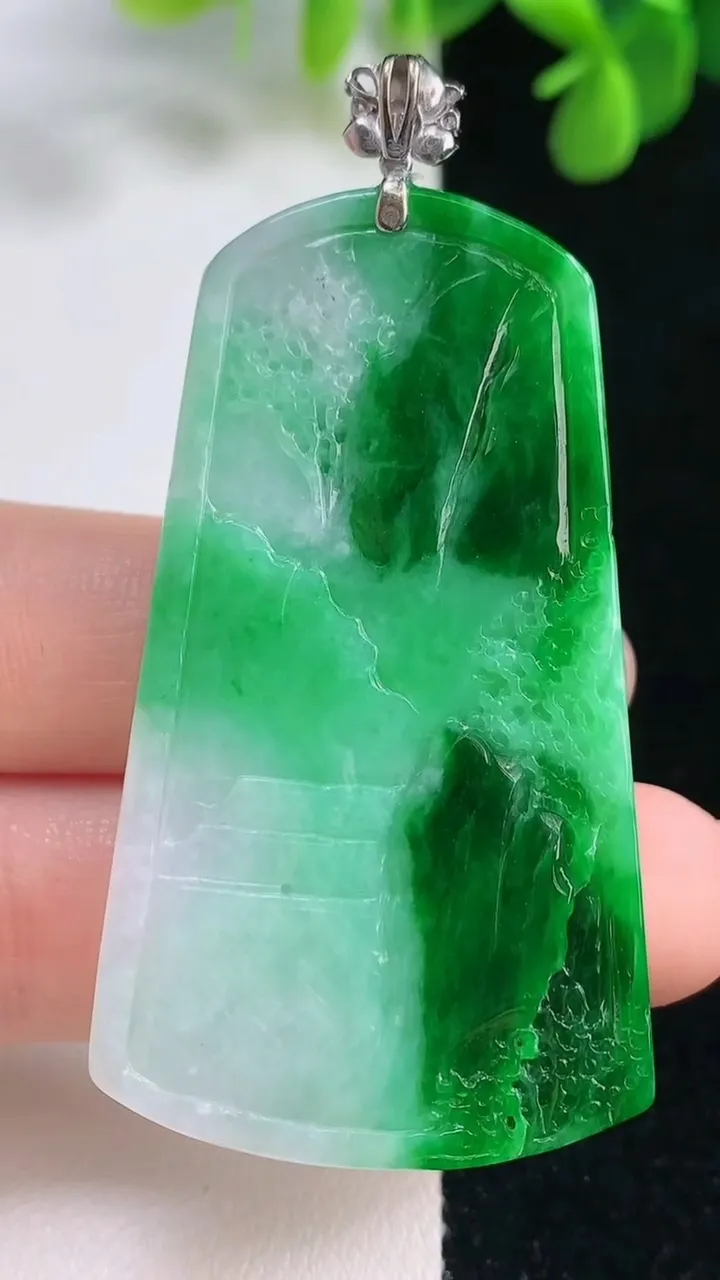天然A货翡翠山水牌吊坠，尺寸53-29.4-5.7，重量:19.50g
8月16日