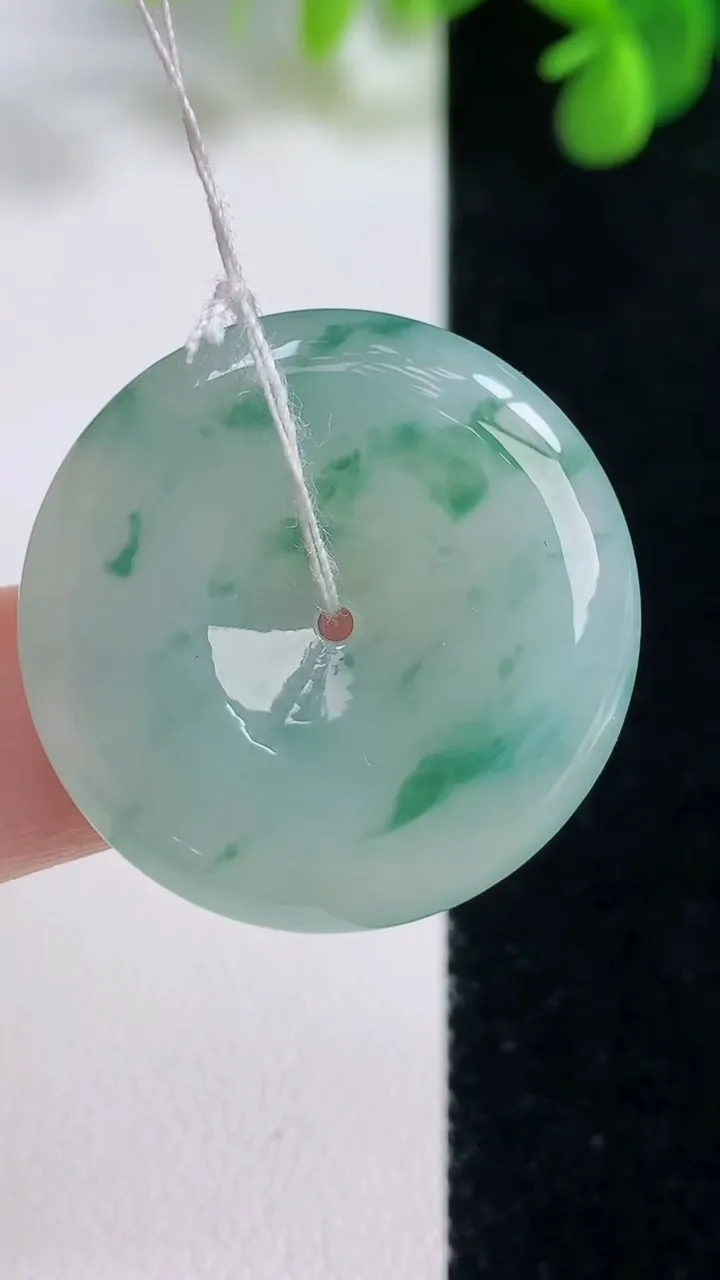 天然A货翡翠飘花平安扣吊坠，尺寸29-5.7，重量:10.15g
8月16日