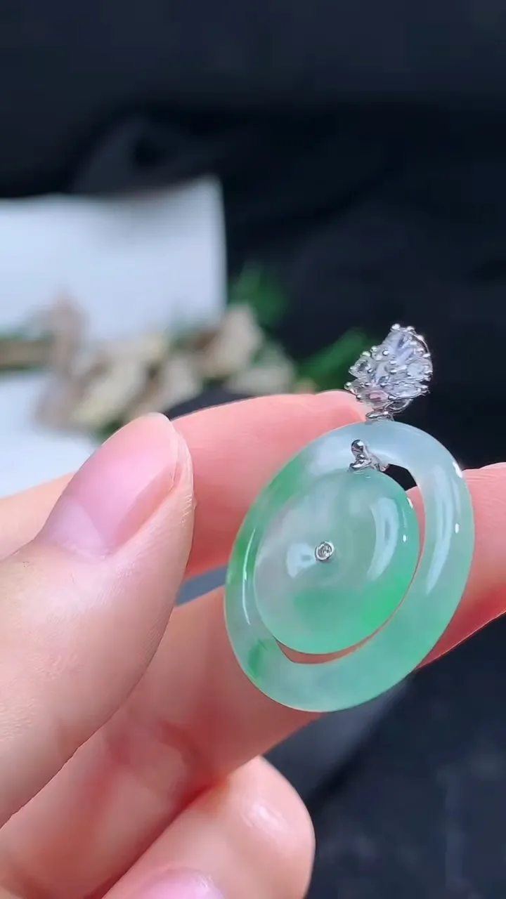 天然A货翡翠母子平安扣吊坠，尺寸24.6-3.7，重量:4.70g
8月16日