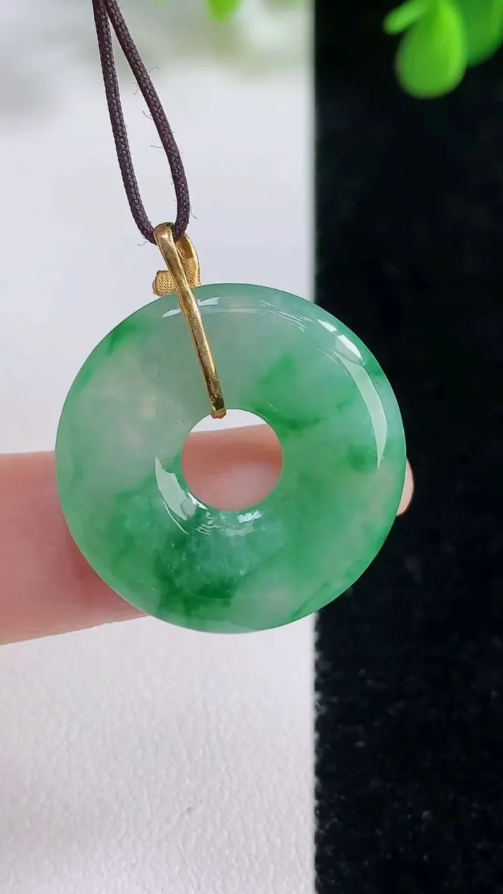 天然A货翡翠平安环吊坠，尺寸24.2-3.5，重量:4.38g
8月16日