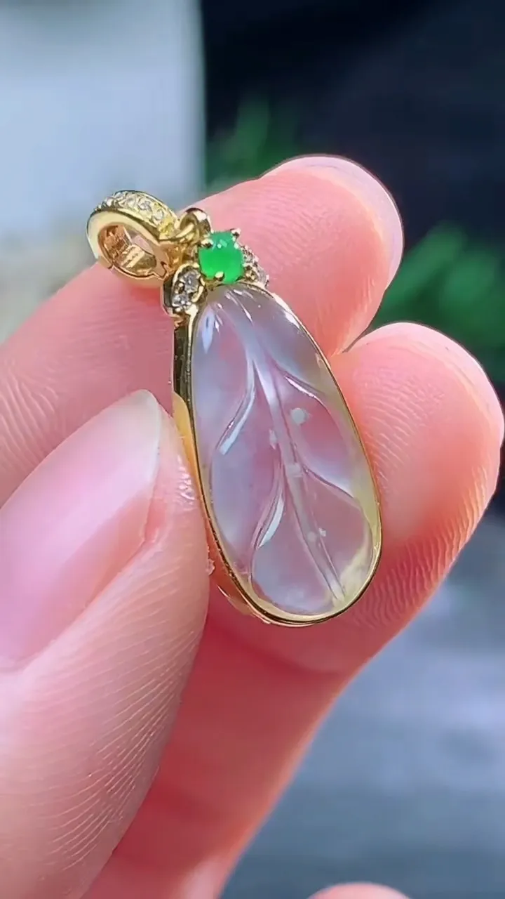 天然A货翡翠白冰金枝玉叶 叶子吊坠，尺寸17.2-10.4-3.2，重量:1.60g
8月16日